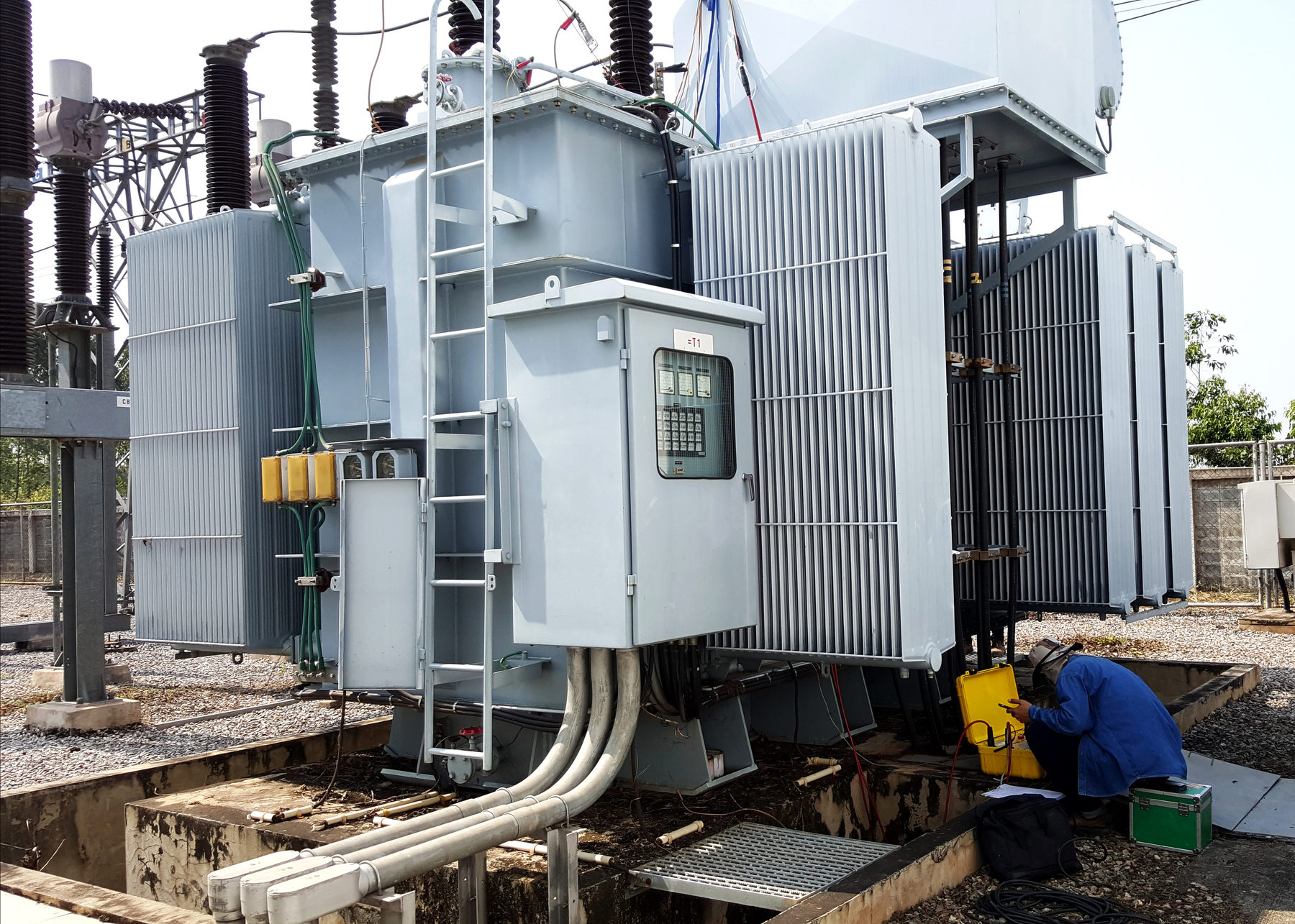 Técnico realizando ensayos en equipos eléctricos de alta tensión